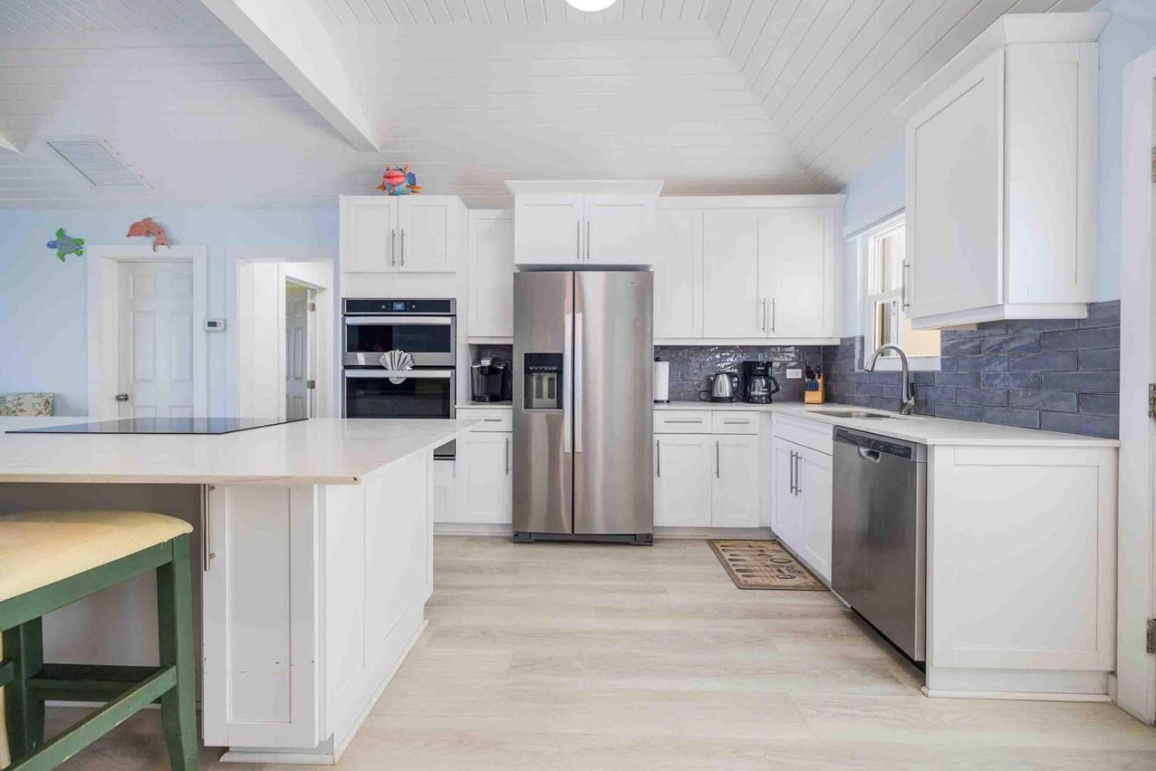 Thatch Hill - Renovated Beach House With Pool, Short Walk To The Rum Point Club Driftwood Village Extérieur photo
