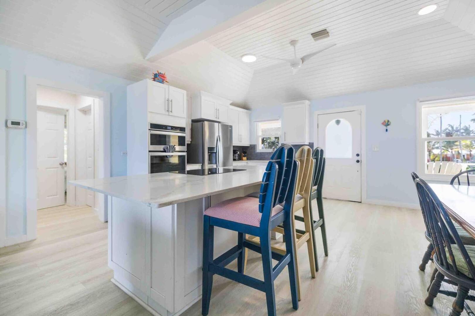 Thatch Hill - Renovated Beach House With Pool, Short Walk To The Rum Point Club Driftwood Village Extérieur photo